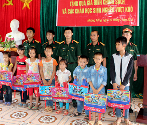 Đoàn thanh niên cơ quan Bộ CHQS tỉnh tặng quà  học sinh nghèo vượt khó xã Mường Tuổng (Đà Bắc).